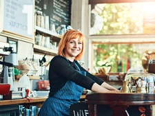 Begünstigte Behinderte bei der Arbeit in einem Kaffeehaus